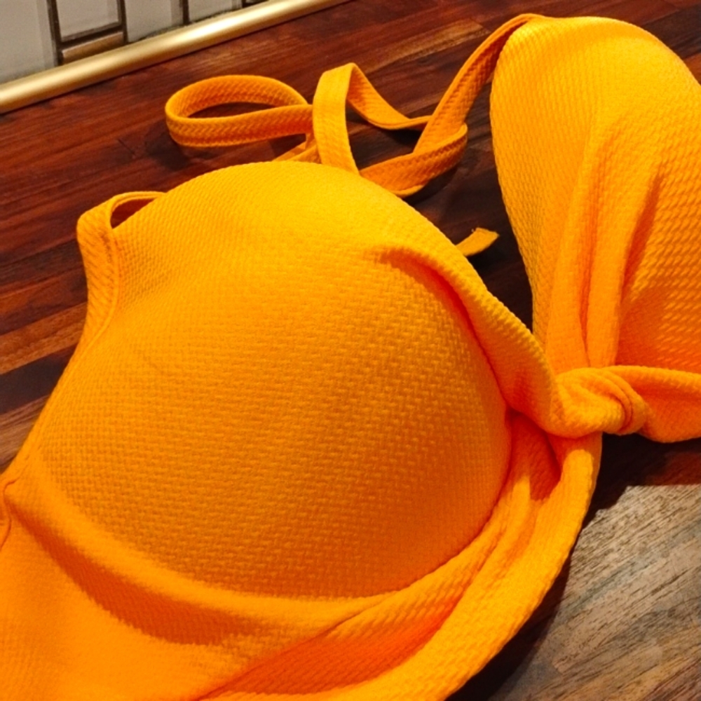 DD bikini top